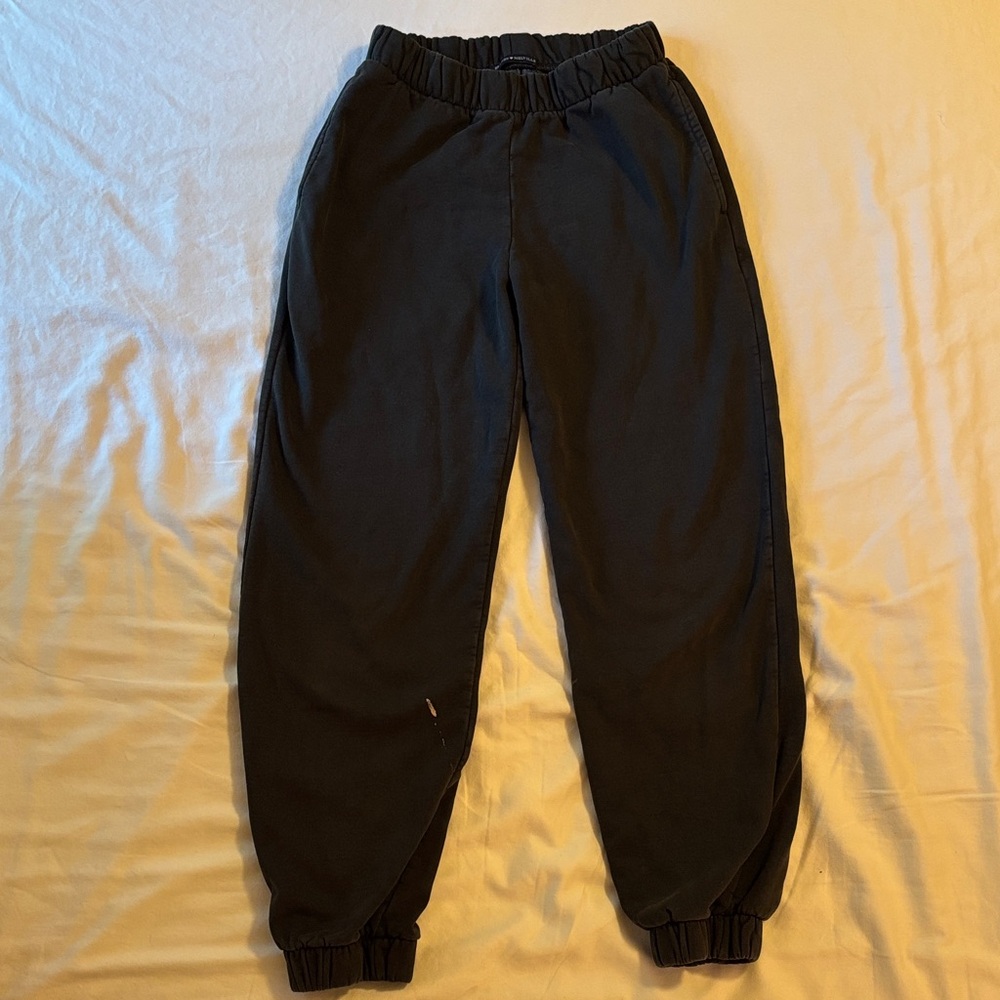 Brandy Melville Black Women’s Low Waisted Sweatpants Cuffed Ankles with Pockets